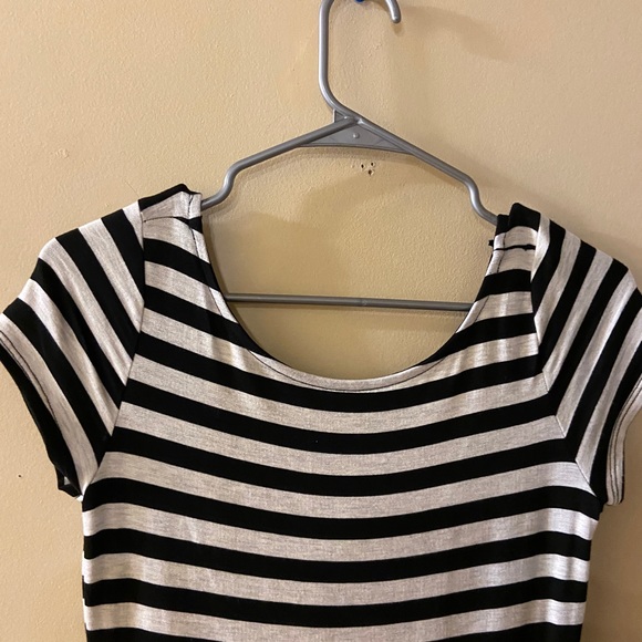 Black & white striped short sleeved dress size medium - Picture 2 of 6